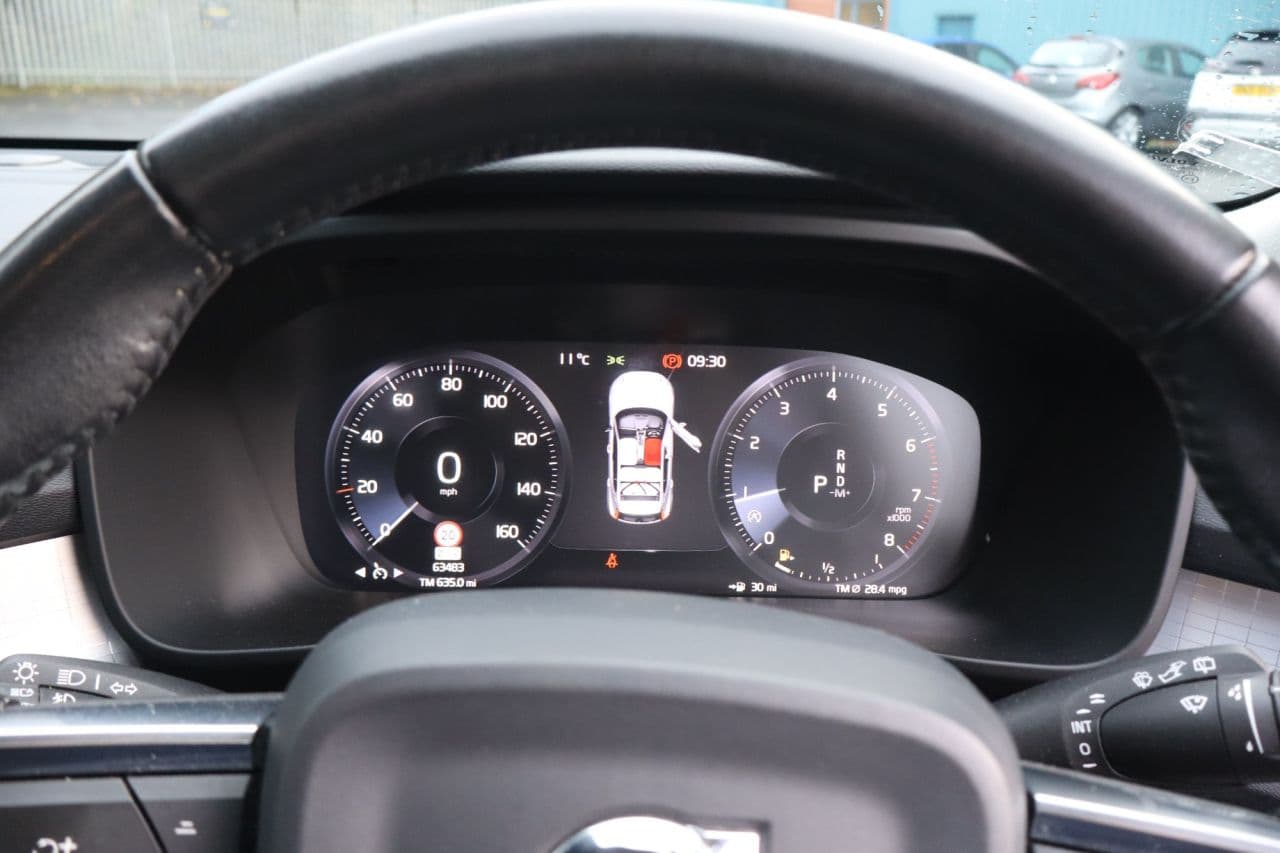 Volvo XC40 2.0 T4 Momentum (Pan Roof) — image 9