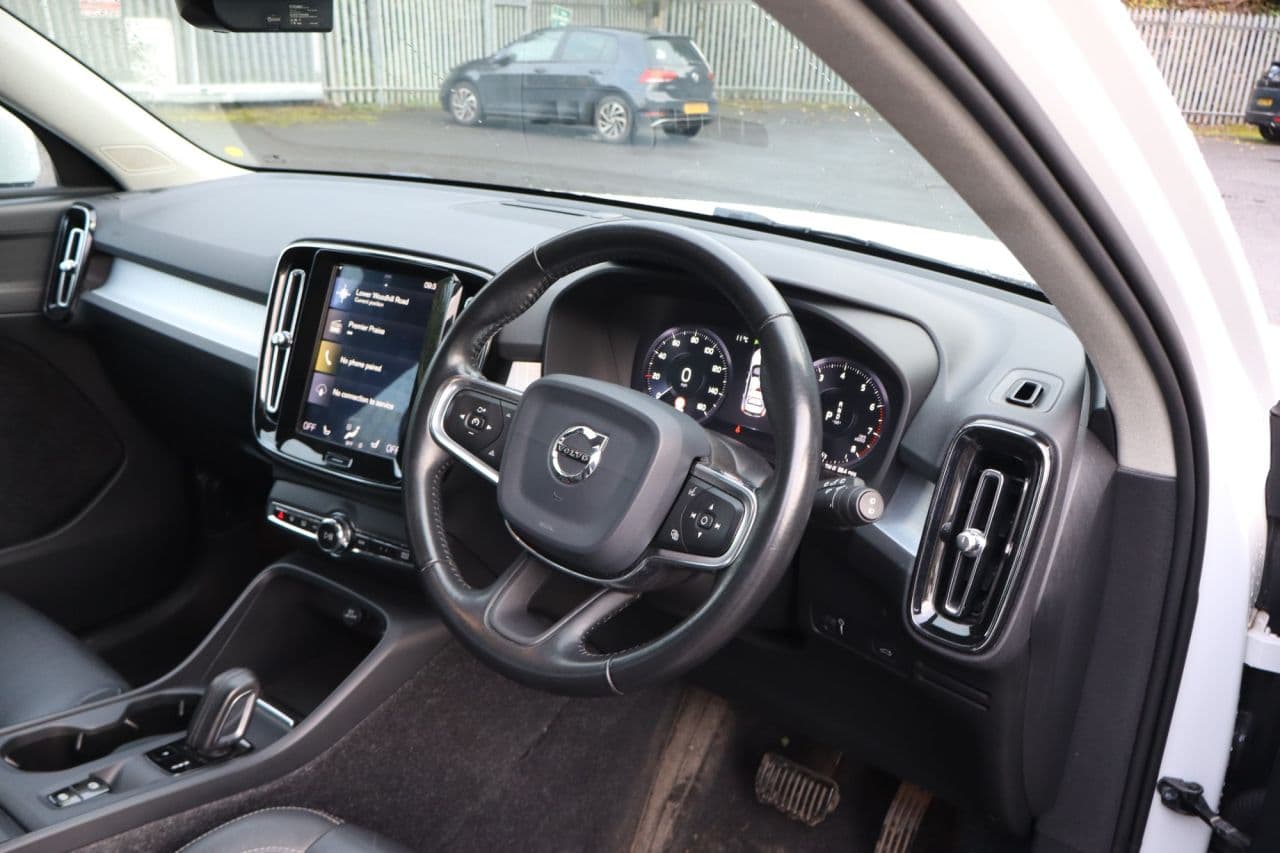 Volvo XC40 2.0 T4 Momentum (Pan Roof) — image 8
