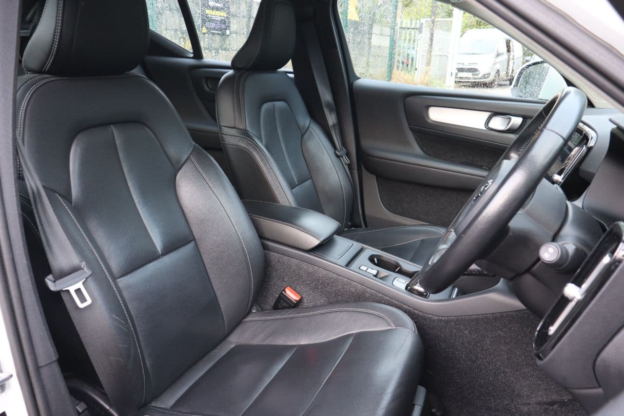 Volvo XC40 2.0 T4 Momentum (Pan Roof) — image 10