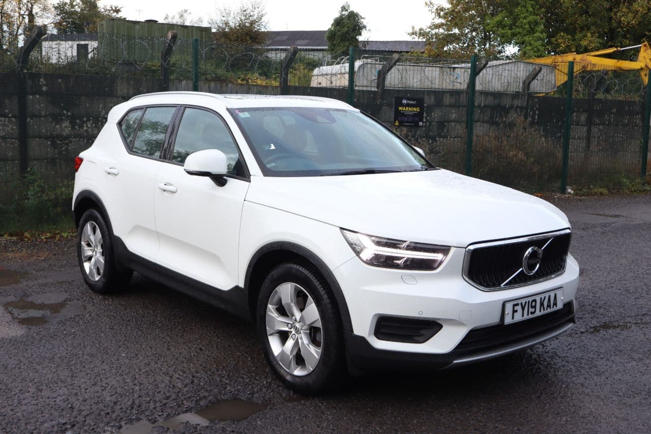 Volvo XC40 2.0 T4 Momentum (Pan Roof) view 1