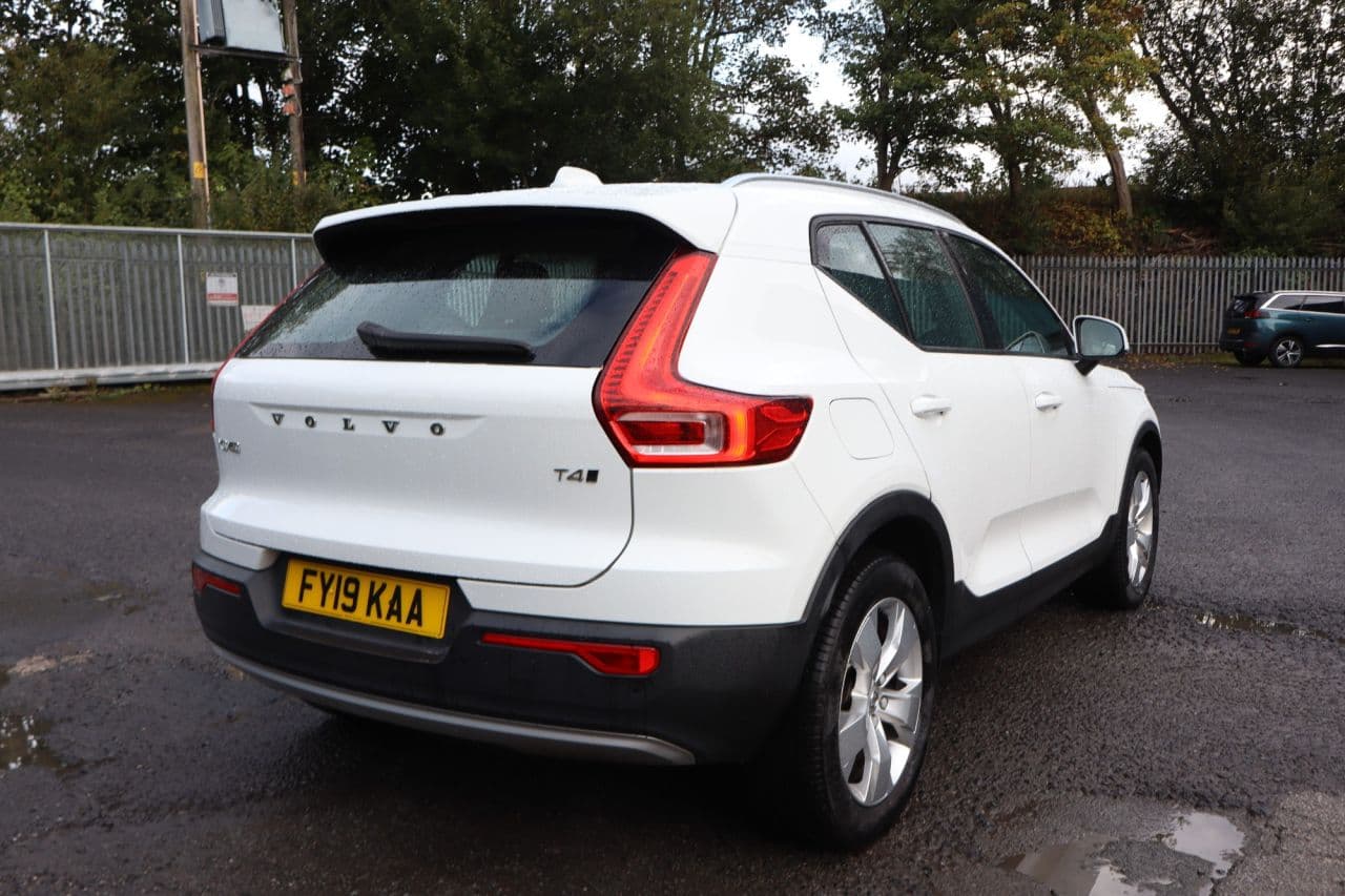 Volvo XC40 2.0 T4 Momentum (Pan Roof) — image 5
