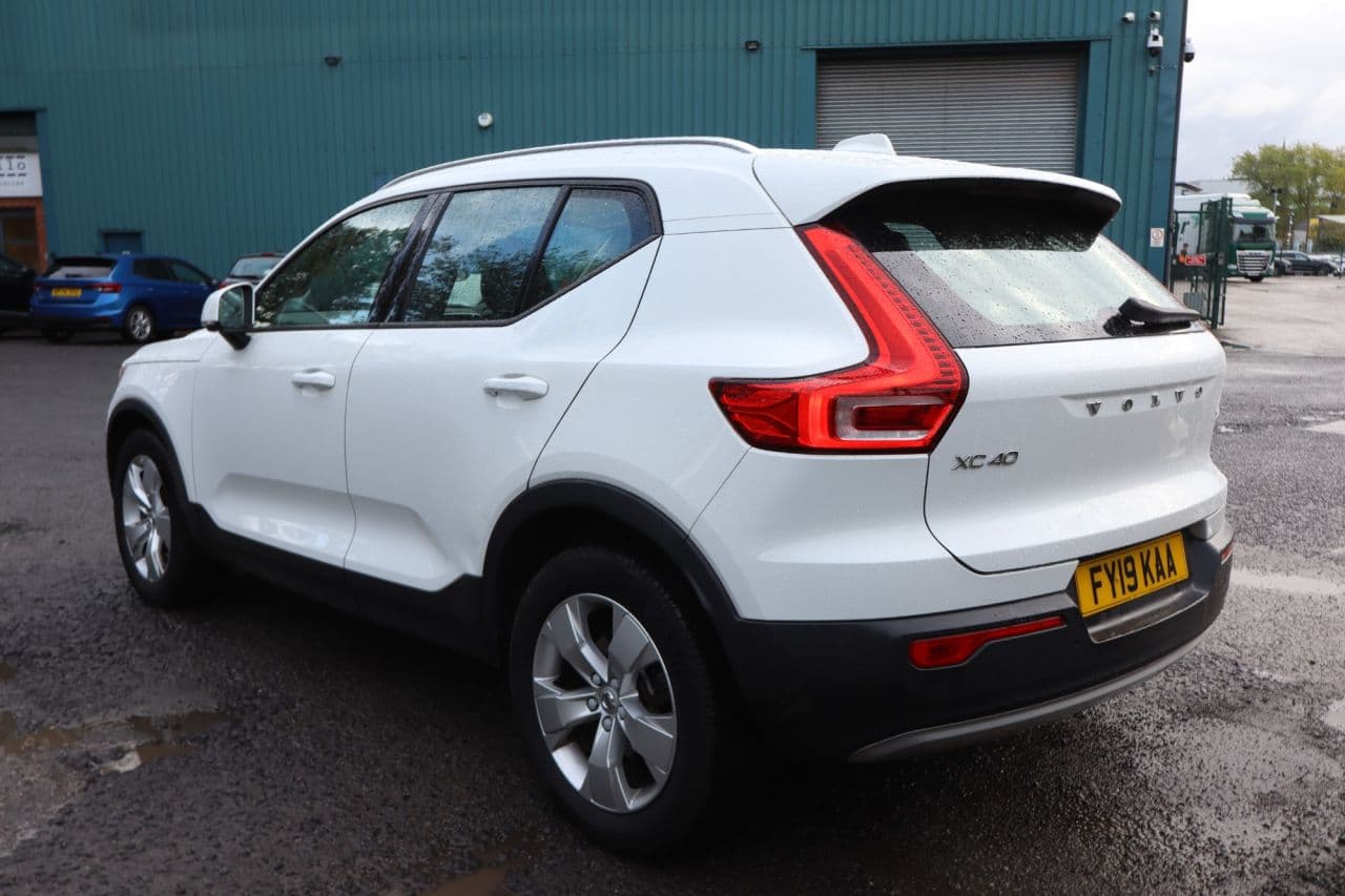 Volvo XC40 2.0 T4 Momentum (Pan Roof) — image 4