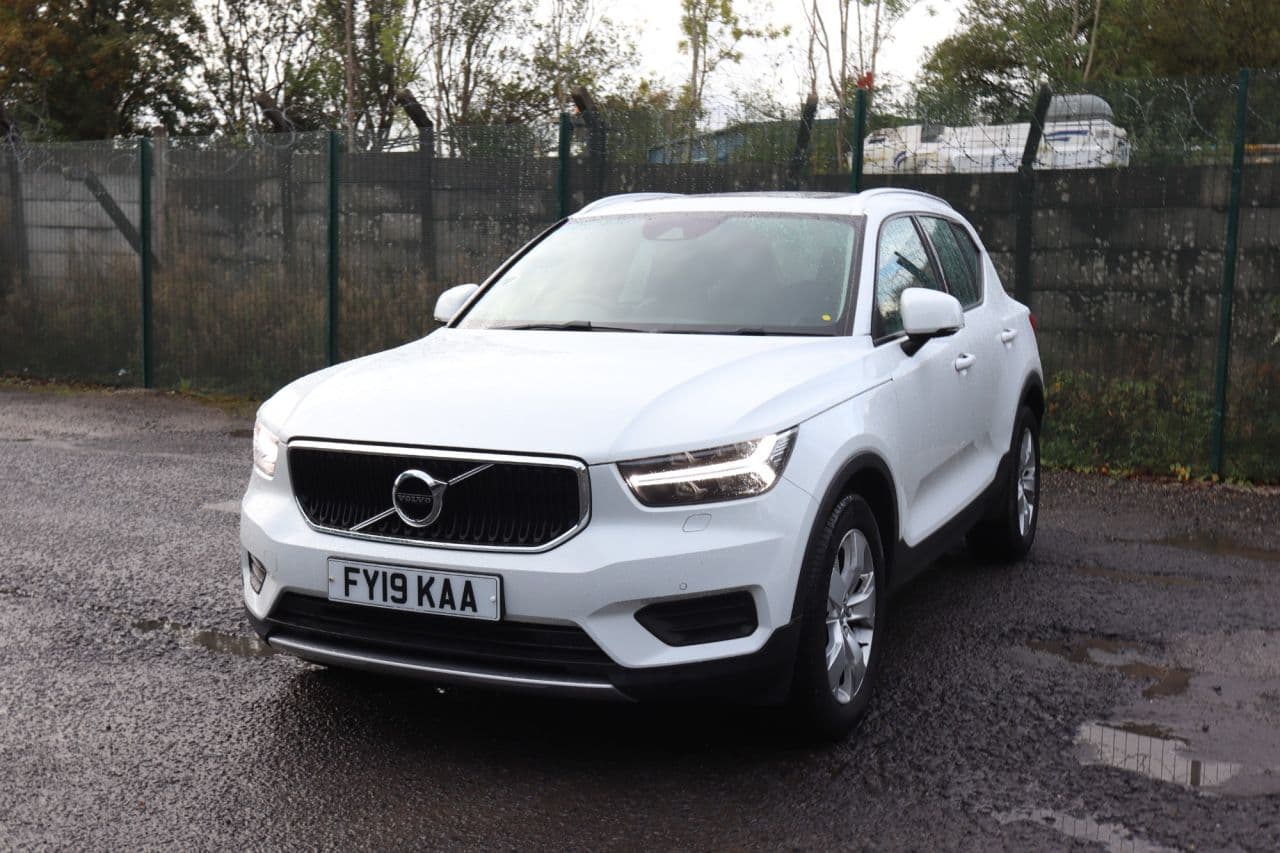 Volvo XC40 2.0 T4 Momentum (Pan Roof) — image 3