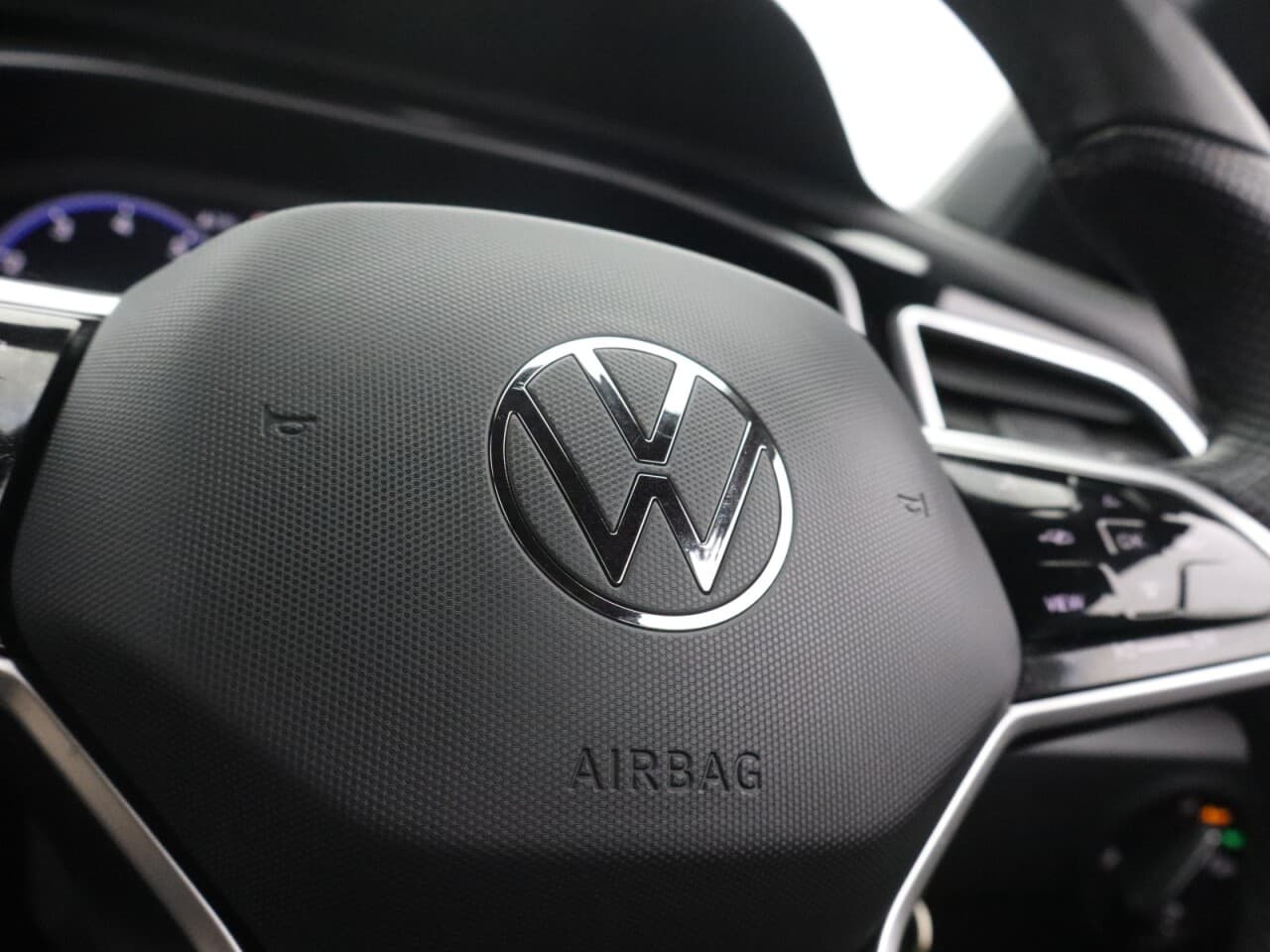 Volkswagen T-Roc 1.5 TSI R-Line — image 20