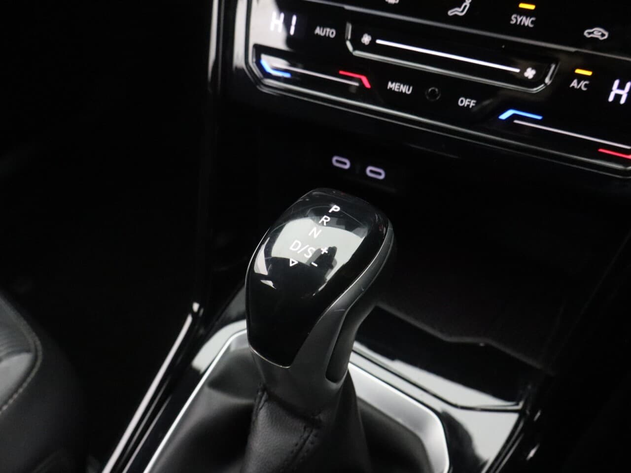 Volkswagen T-Roc 1.5 TSI R-Line — image 26