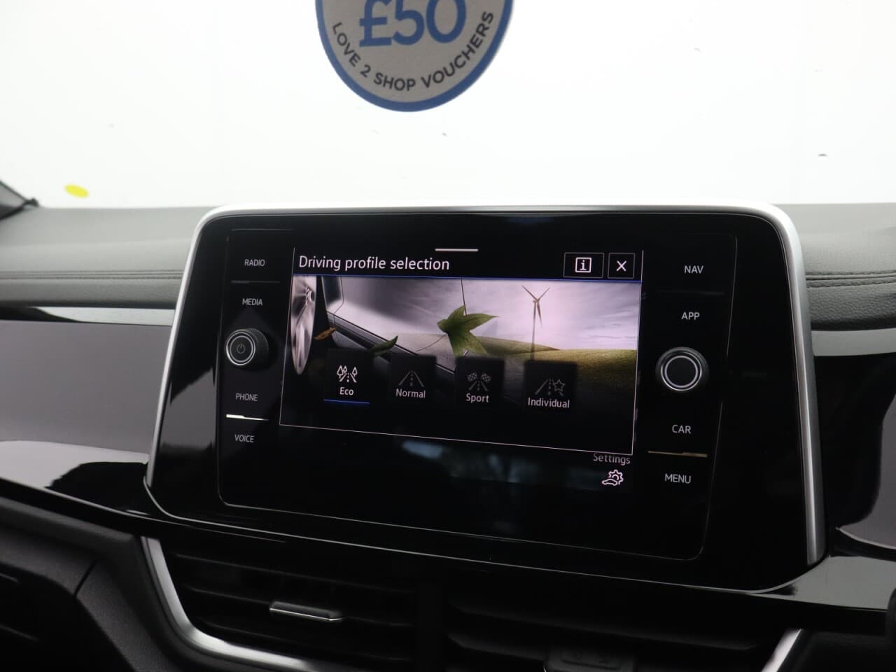 Volkswagen T-Roc 1.5 TSI R-Line — image 38