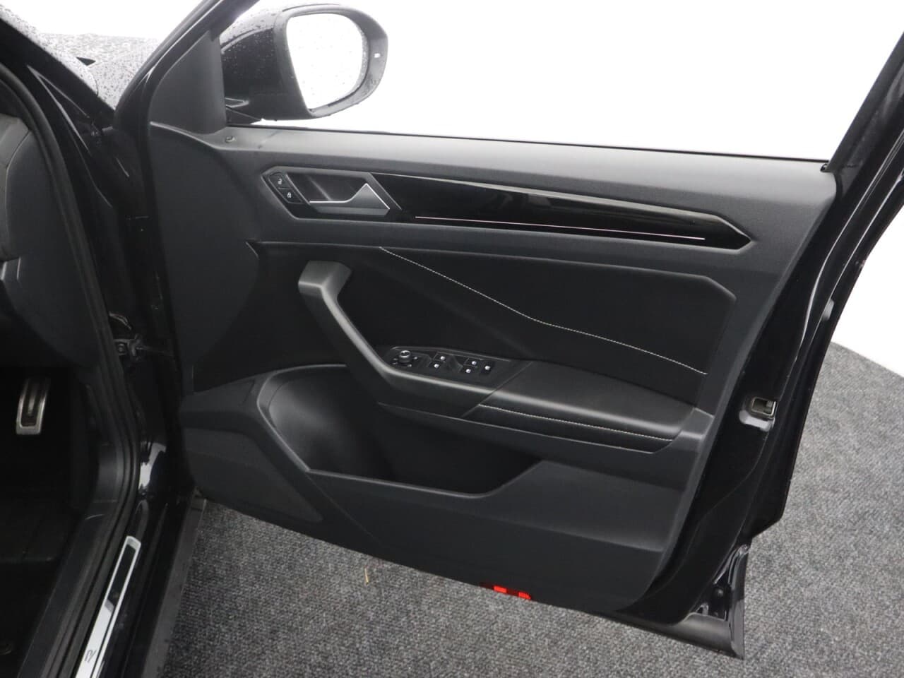 Volkswagen T-Roc 1.5 TSI R-Line — image 44
