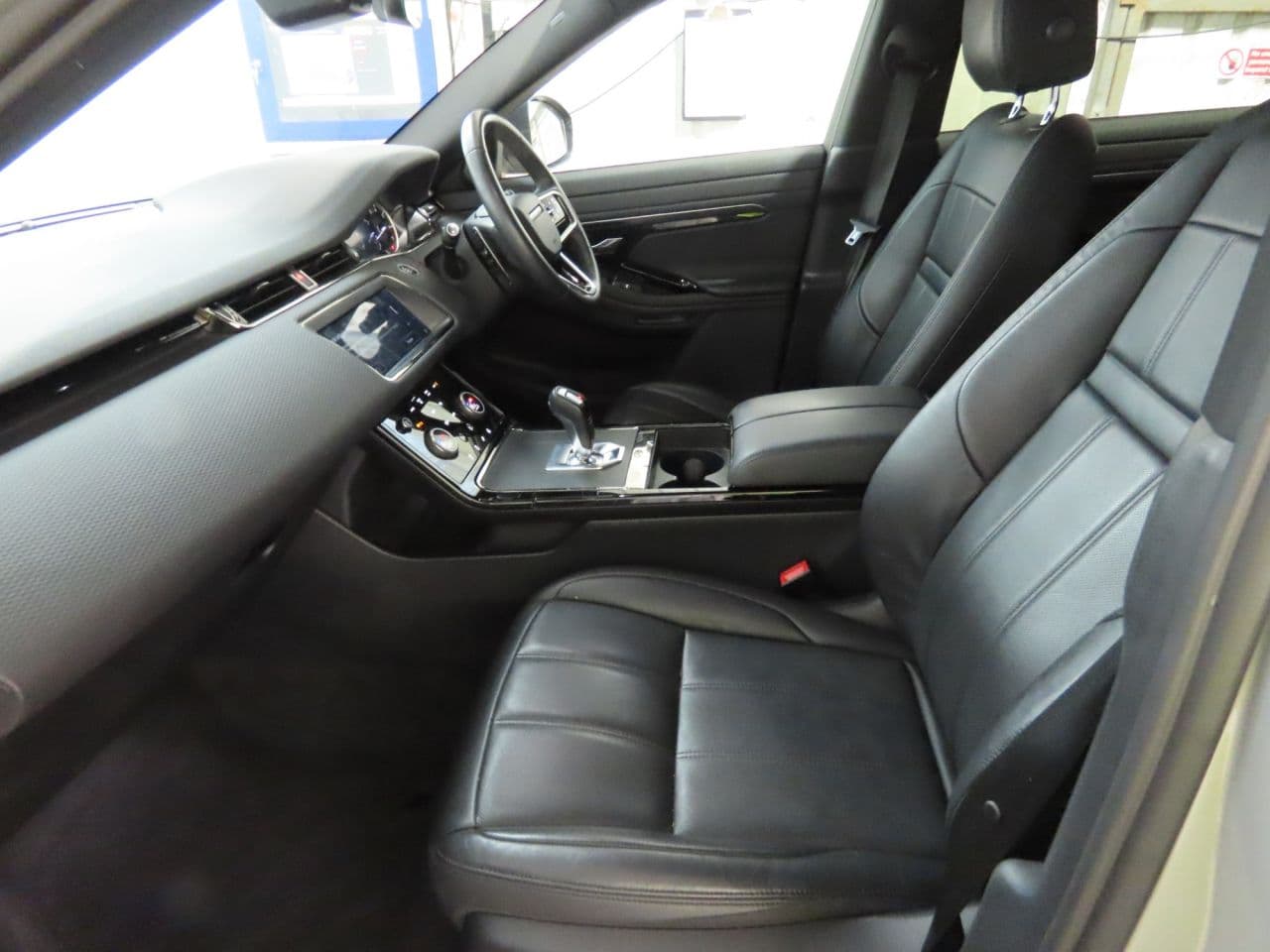 Land Rover Range Rover Evoque 2.0 P200 MHEV R-Dynamic S — image 8
