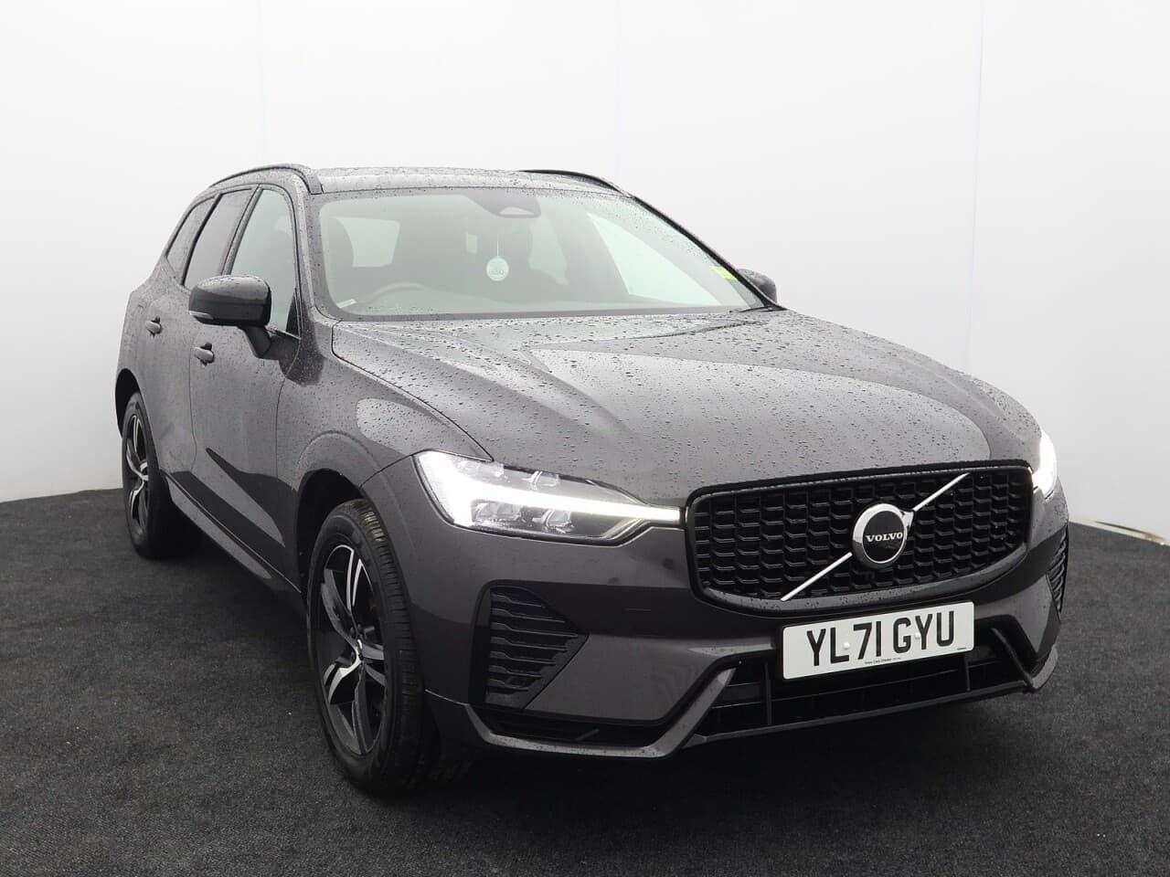 Volvo XC60 2.0 B4 MHEV R-Design view 1