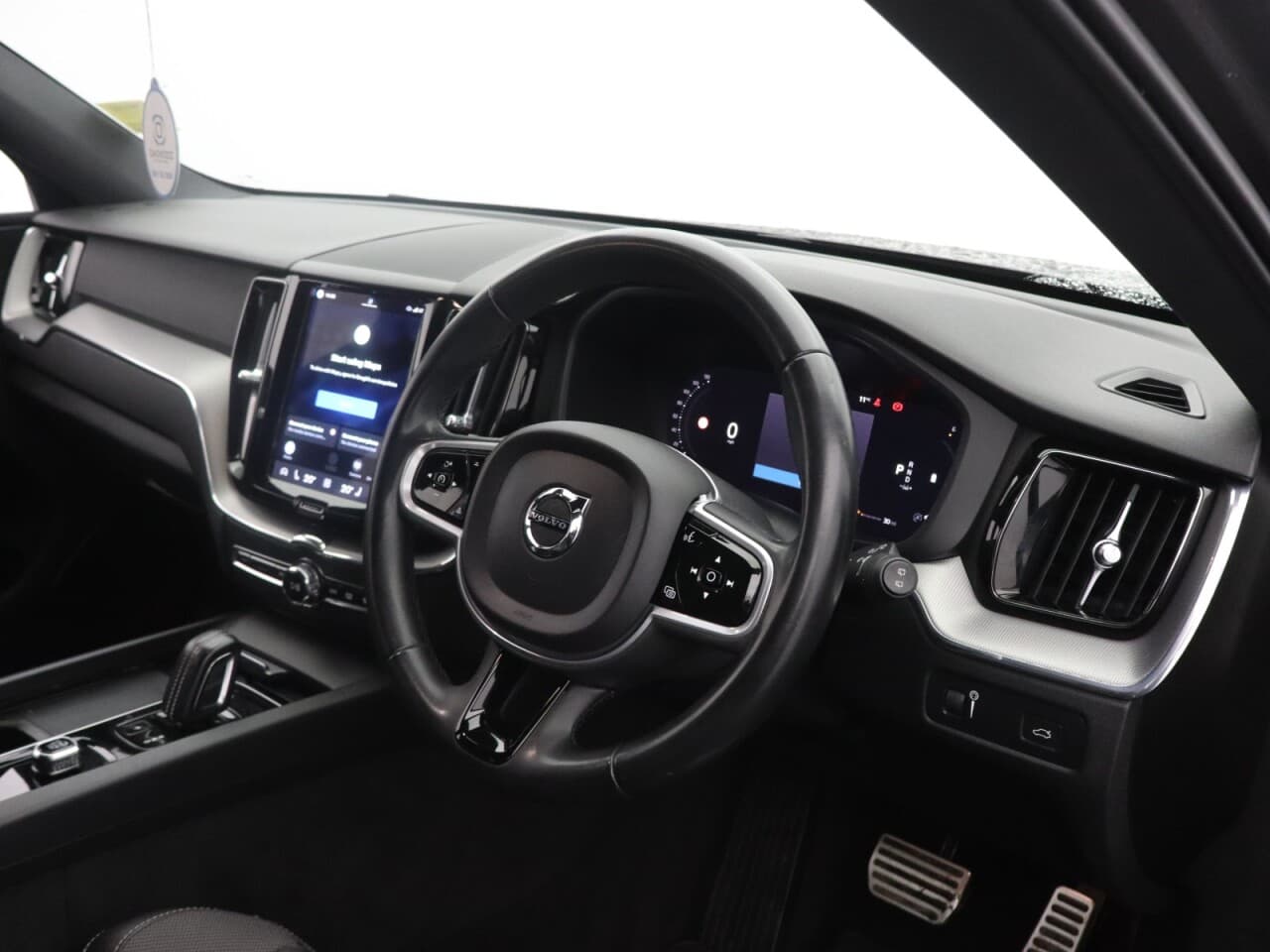 Volvo XC60 2.0 B4 MHEV R-Design — image 12
