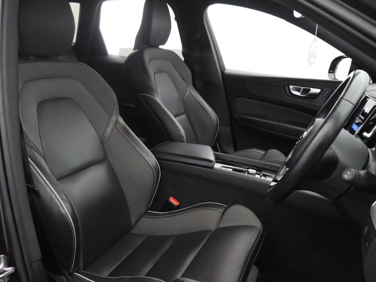Volvo XC60 2.0 B4 MHEV R-Design — image 14