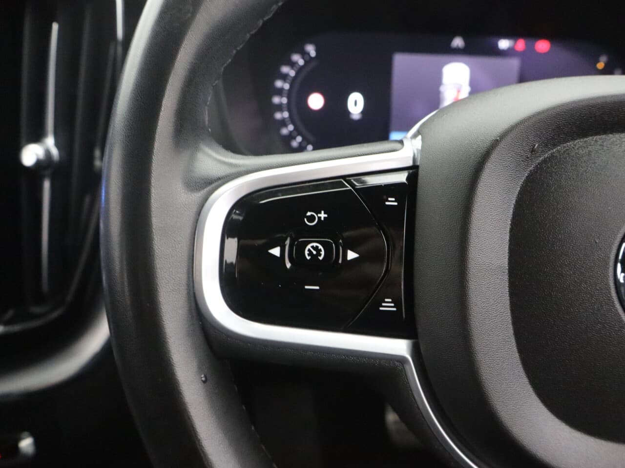 Volvo XC60 2.0 B4 MHEV R-Design — image 17
