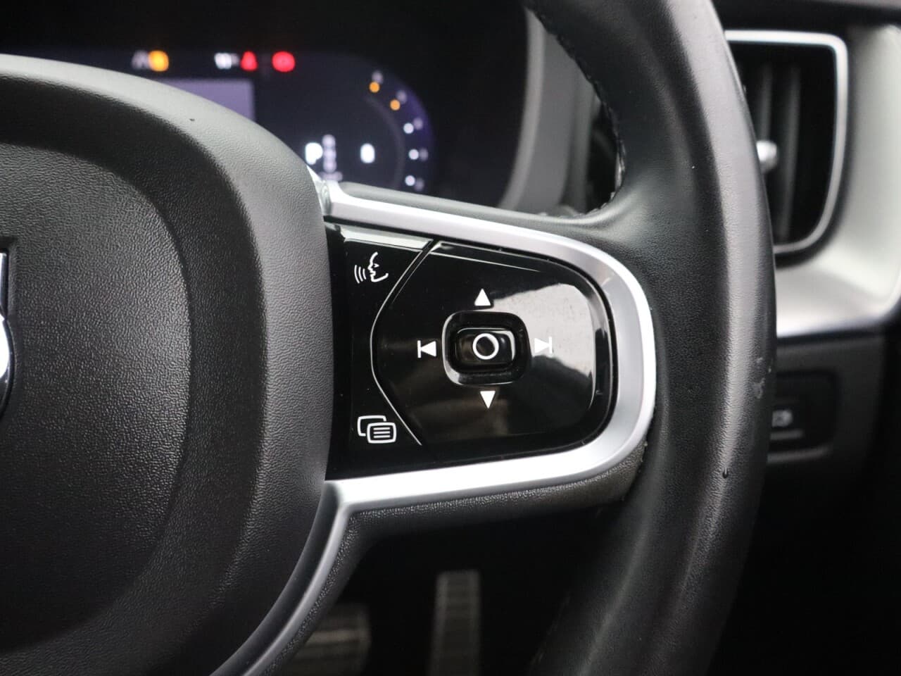 Volvo XC60 2.0 B4 MHEV R-Design — image 18