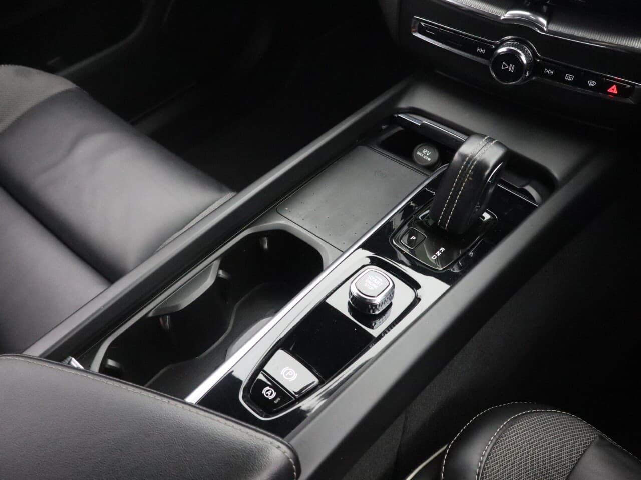 Volvo XC60 2.0 B4 MHEV R-Design — image 23