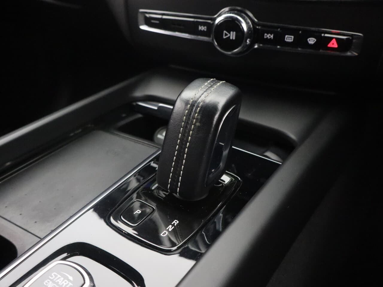 Volvo XC60 2.0 B4 MHEV R-Design — image 24