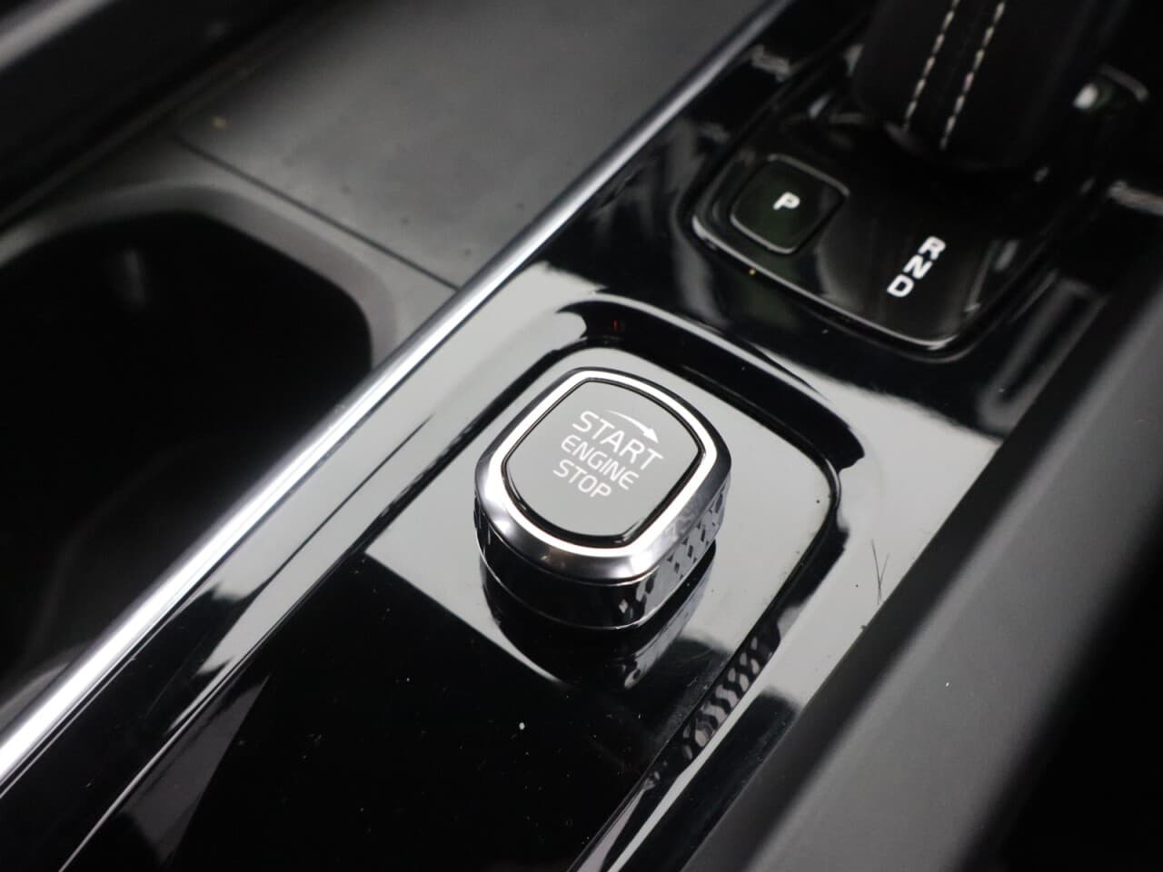 Volvo XC60 2.0 B4 MHEV R-Design — image 26
