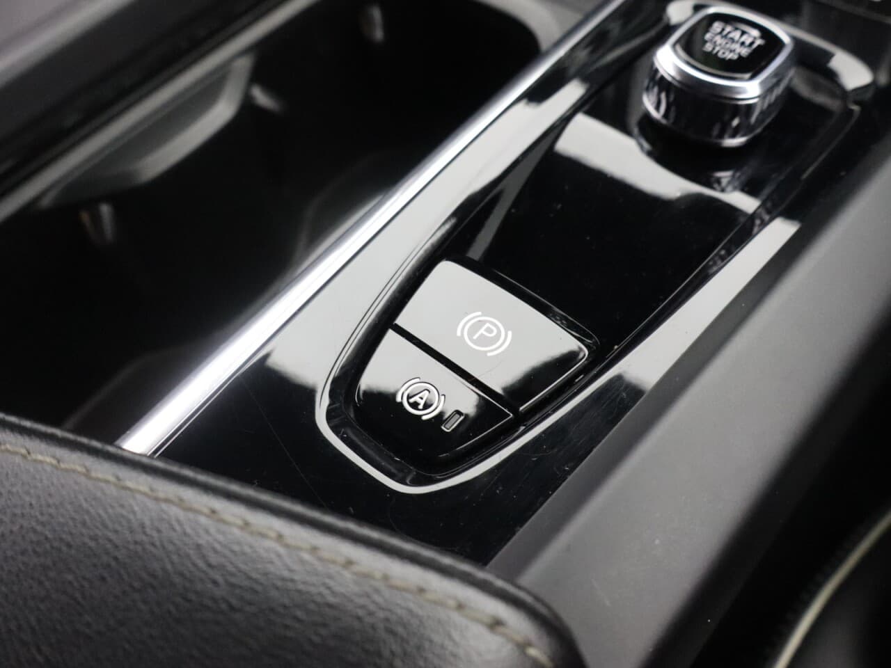 Volvo XC60 2.0 B4 MHEV R-Design — image 27
