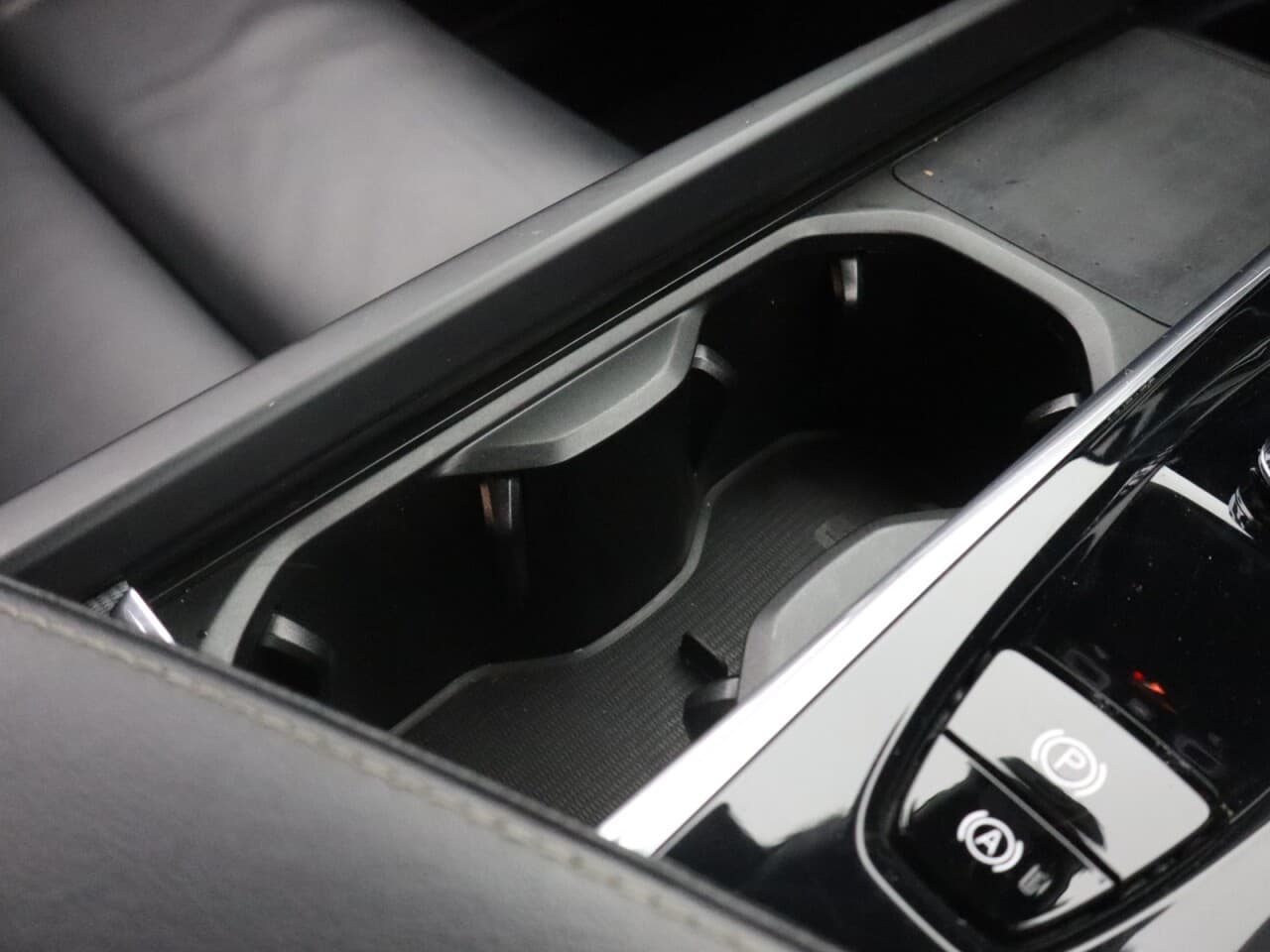 Volvo XC60 2.0 B4 MHEV R-Design — image 28