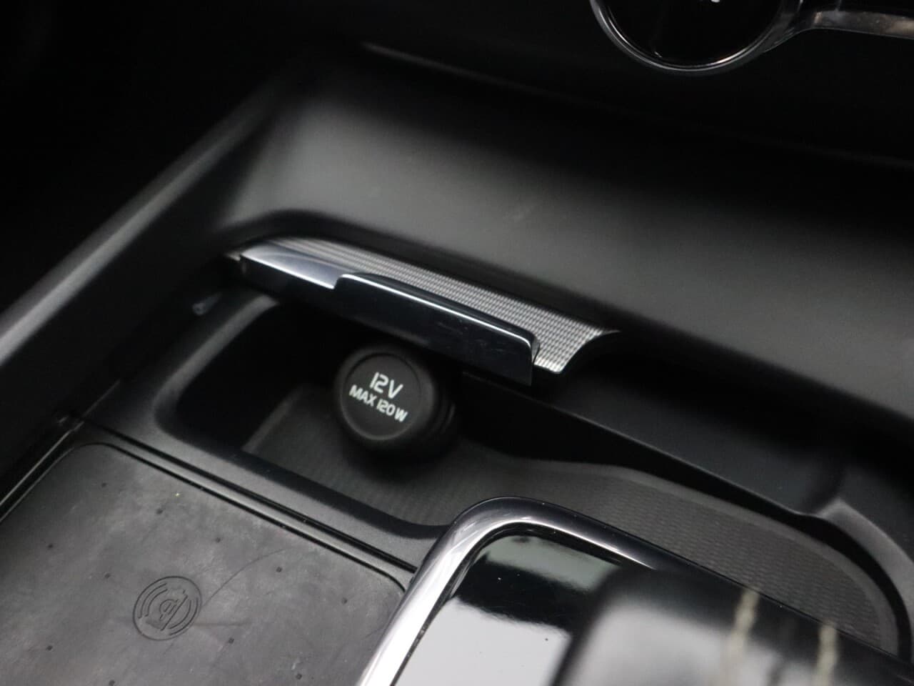 Volvo XC60 2.0 B4 MHEV R-Design — image 29
