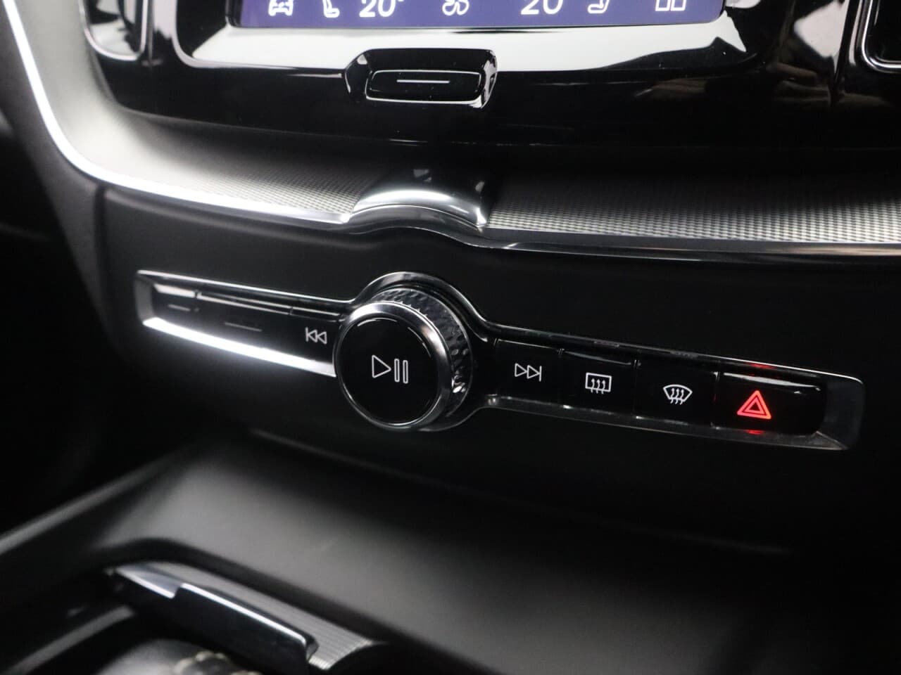 Volvo XC60 2.0 B4 MHEV R-Design — image 30