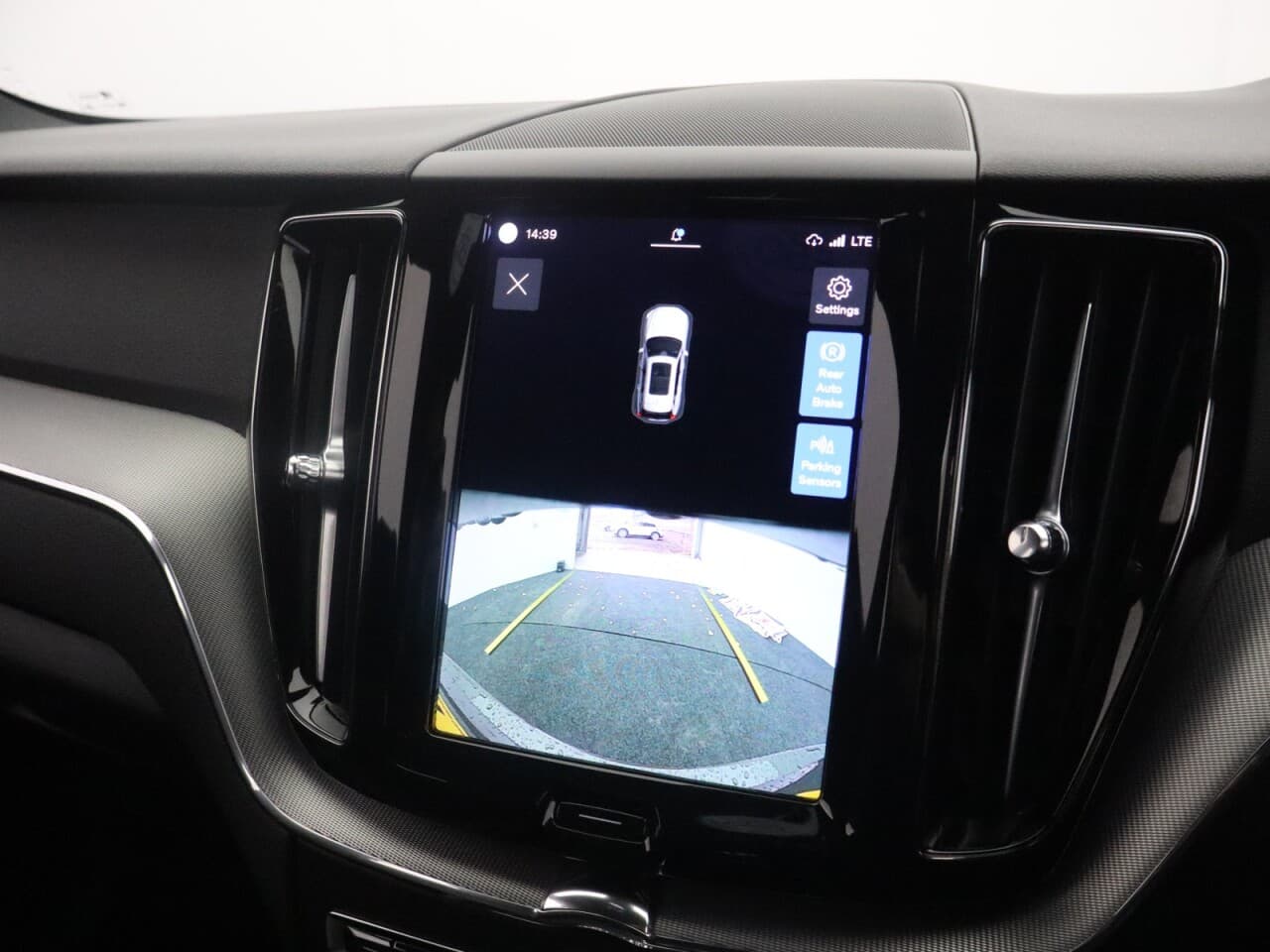 Volvo XC60 2.0 B4 MHEV R-Design — image 33