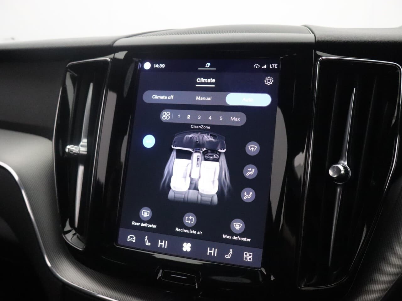 Volvo XC60 2.0 B4 MHEV R-Design — image 34