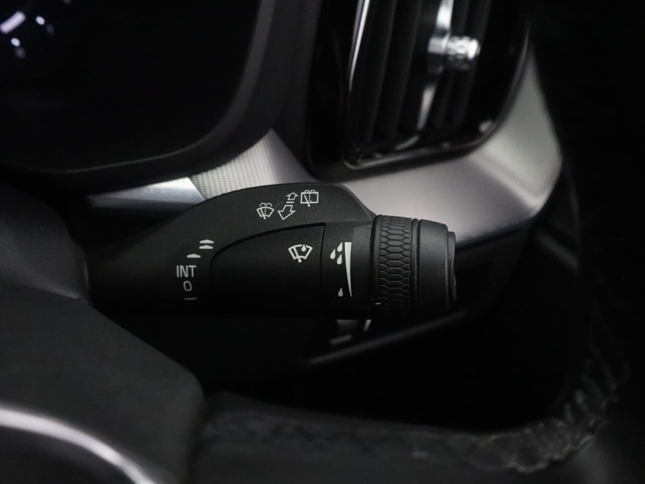 Volvo XC60 2.0 B4 MHEV R-Design — image 38