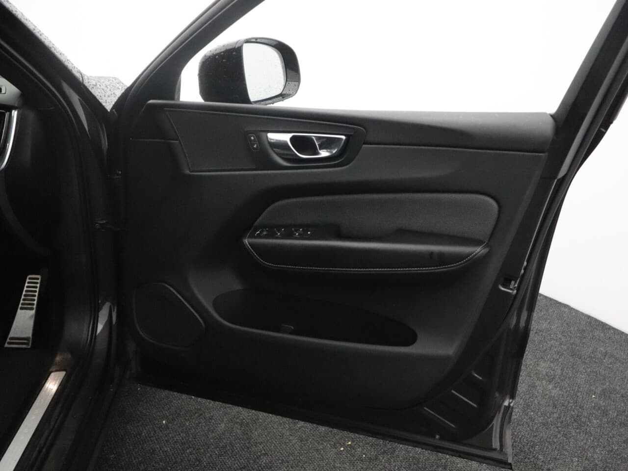 Volvo XC60 2.0 B4 MHEV R-Design — image 39