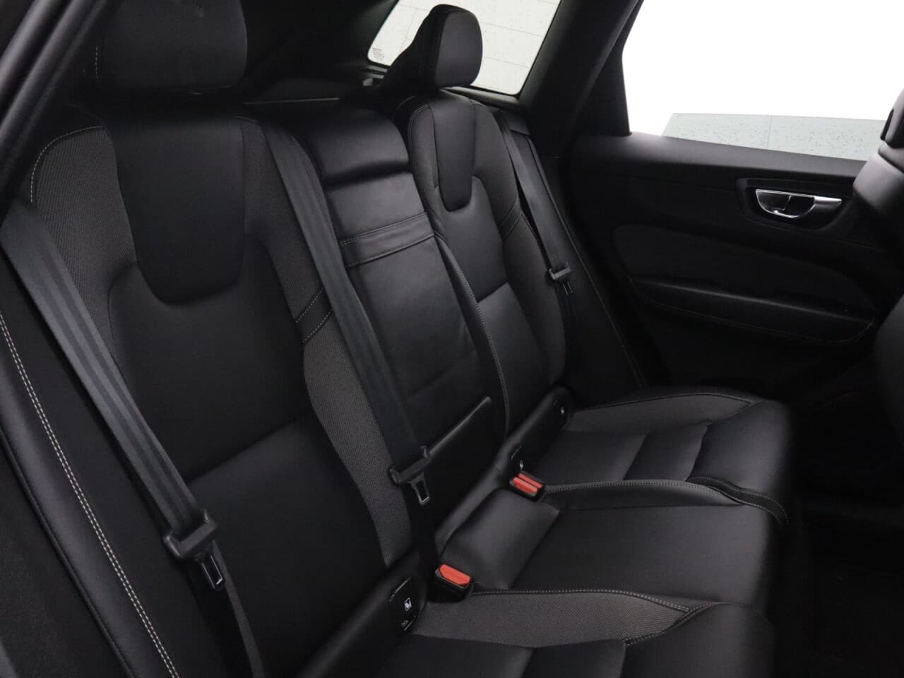 Volvo XC60 2.0 B4 MHEV R-Design — image 42