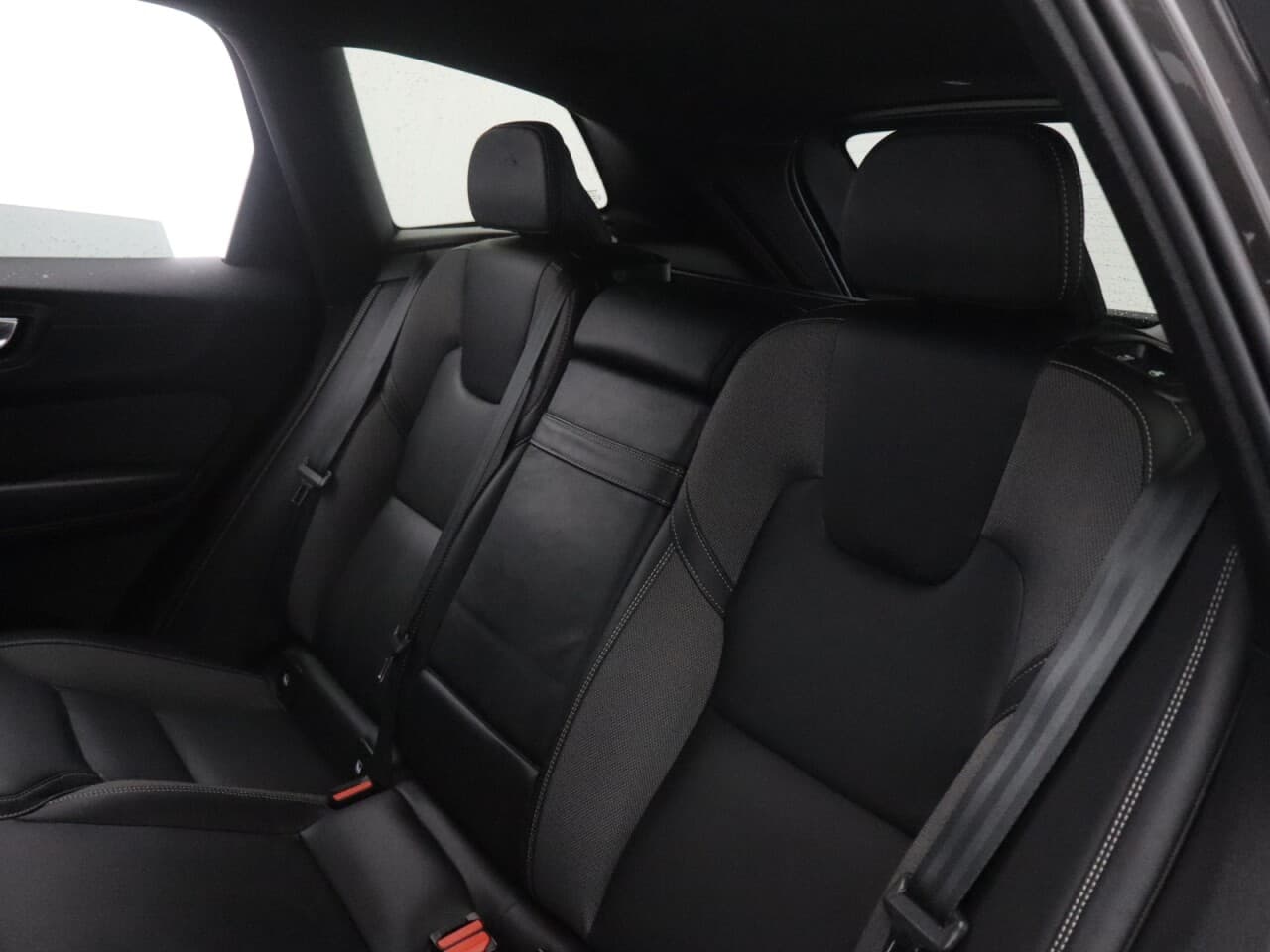 Volvo XC60 2.0 B4 MHEV R-Design — image 46