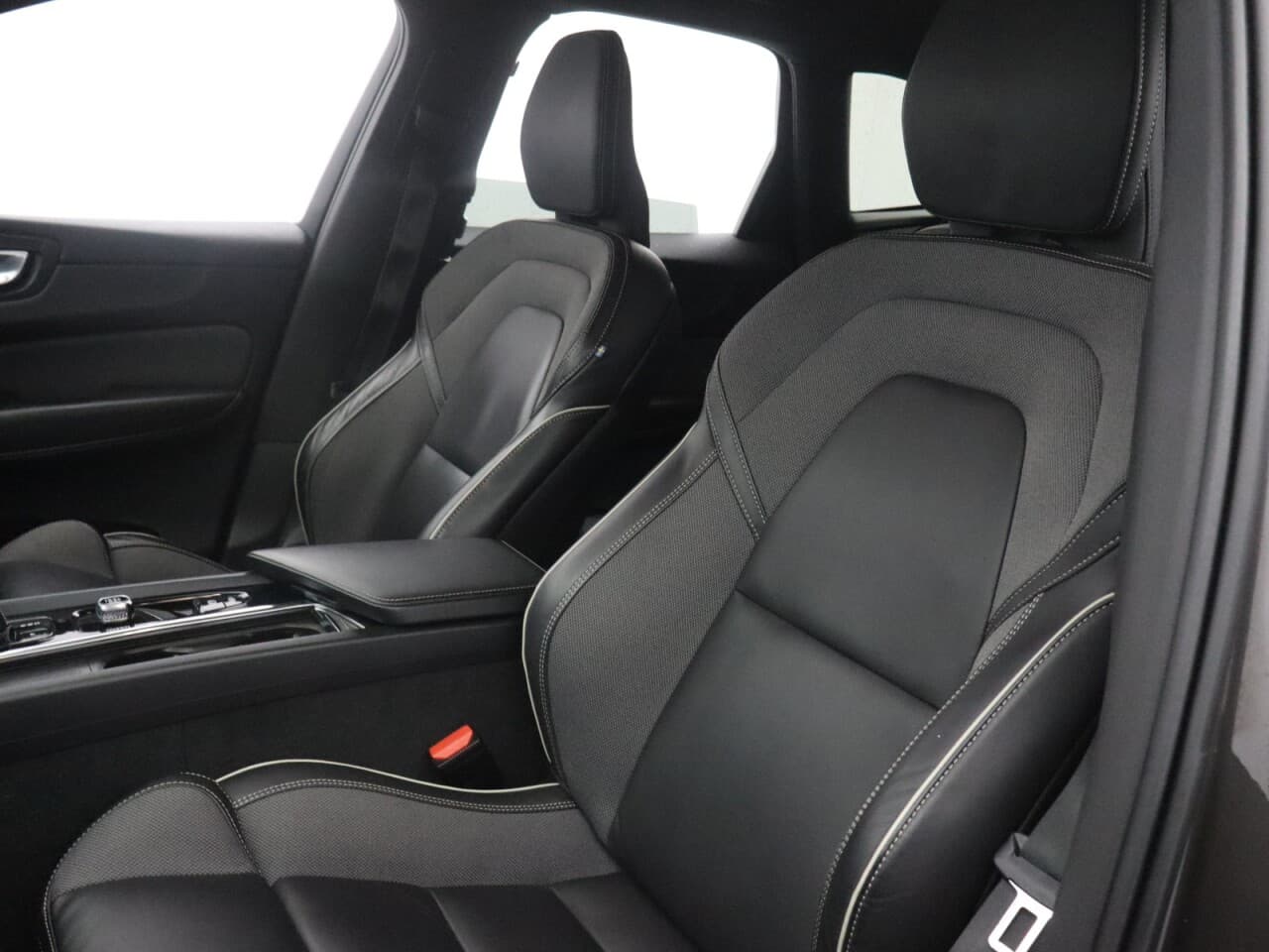Volvo XC60 2.0 B4 MHEV R-Design — image 47