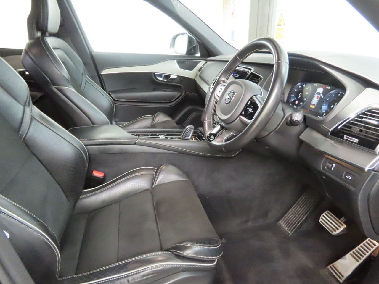 Volvo XC90 2.0 B5 MHEV R-Design — image 8