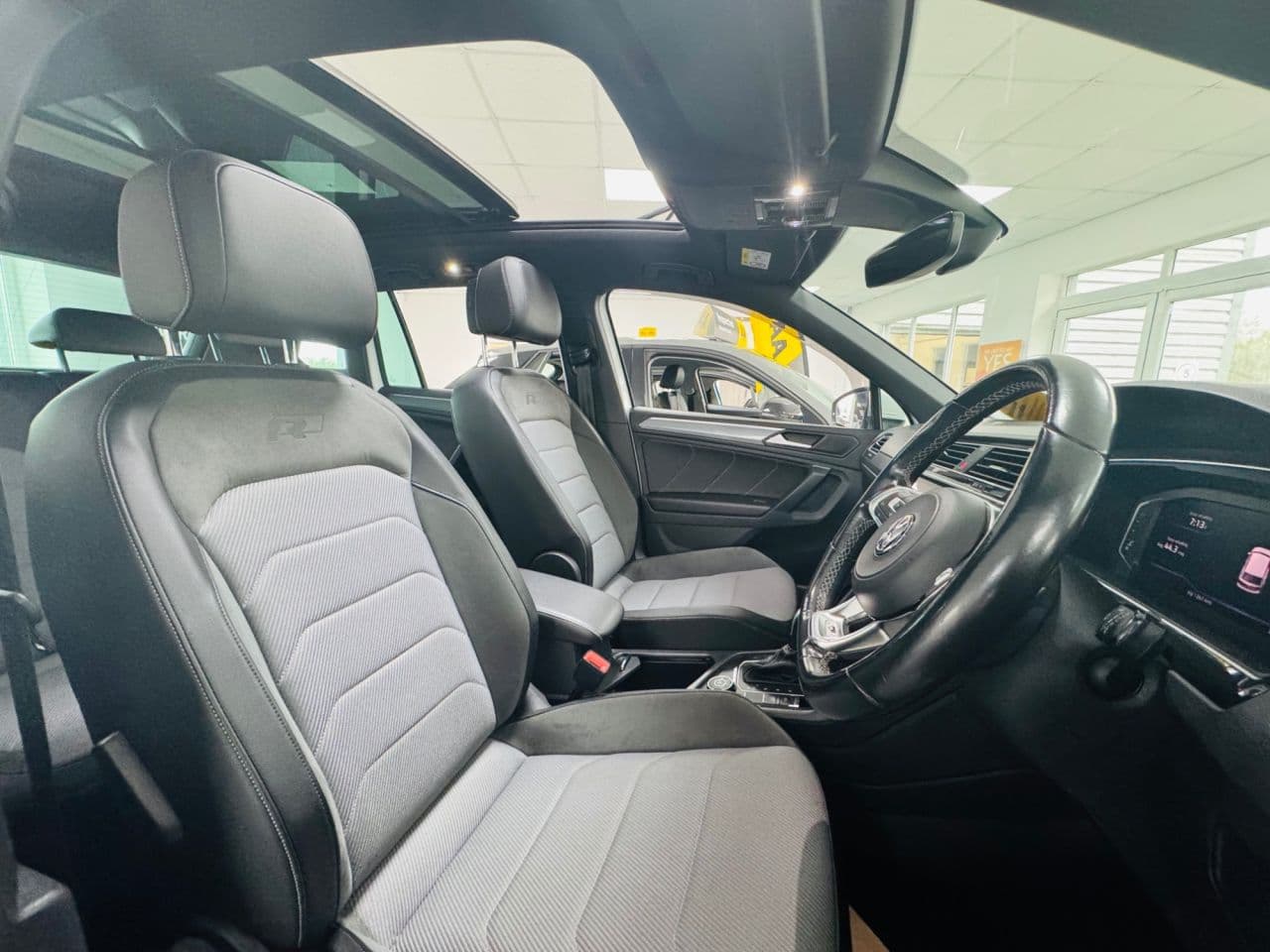 Volkswagen Tiguan 2.0 TDI R-Line Tech — image 21