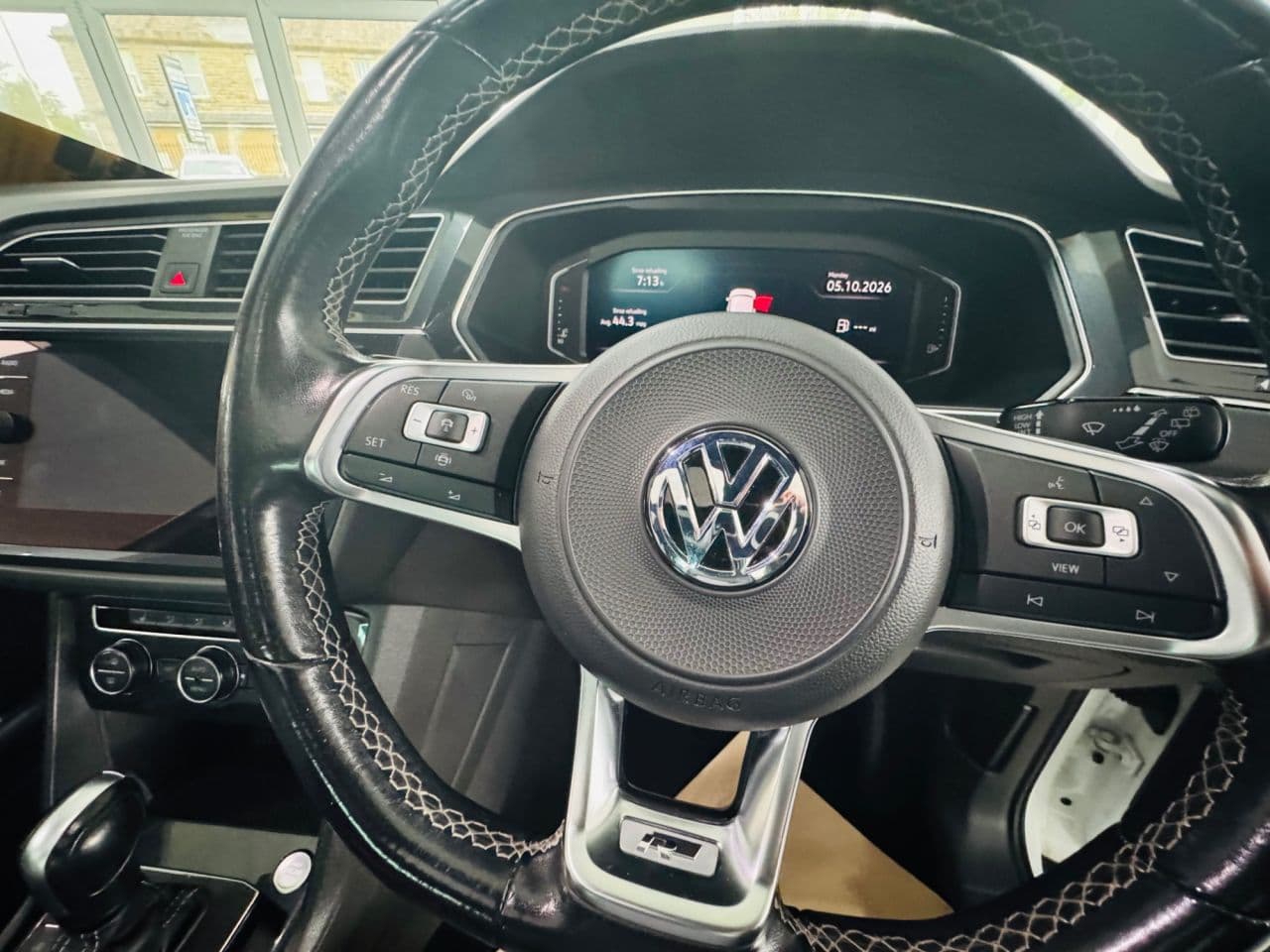 Volkswagen Tiguan 2.0 TDI R-Line Tech — image 27