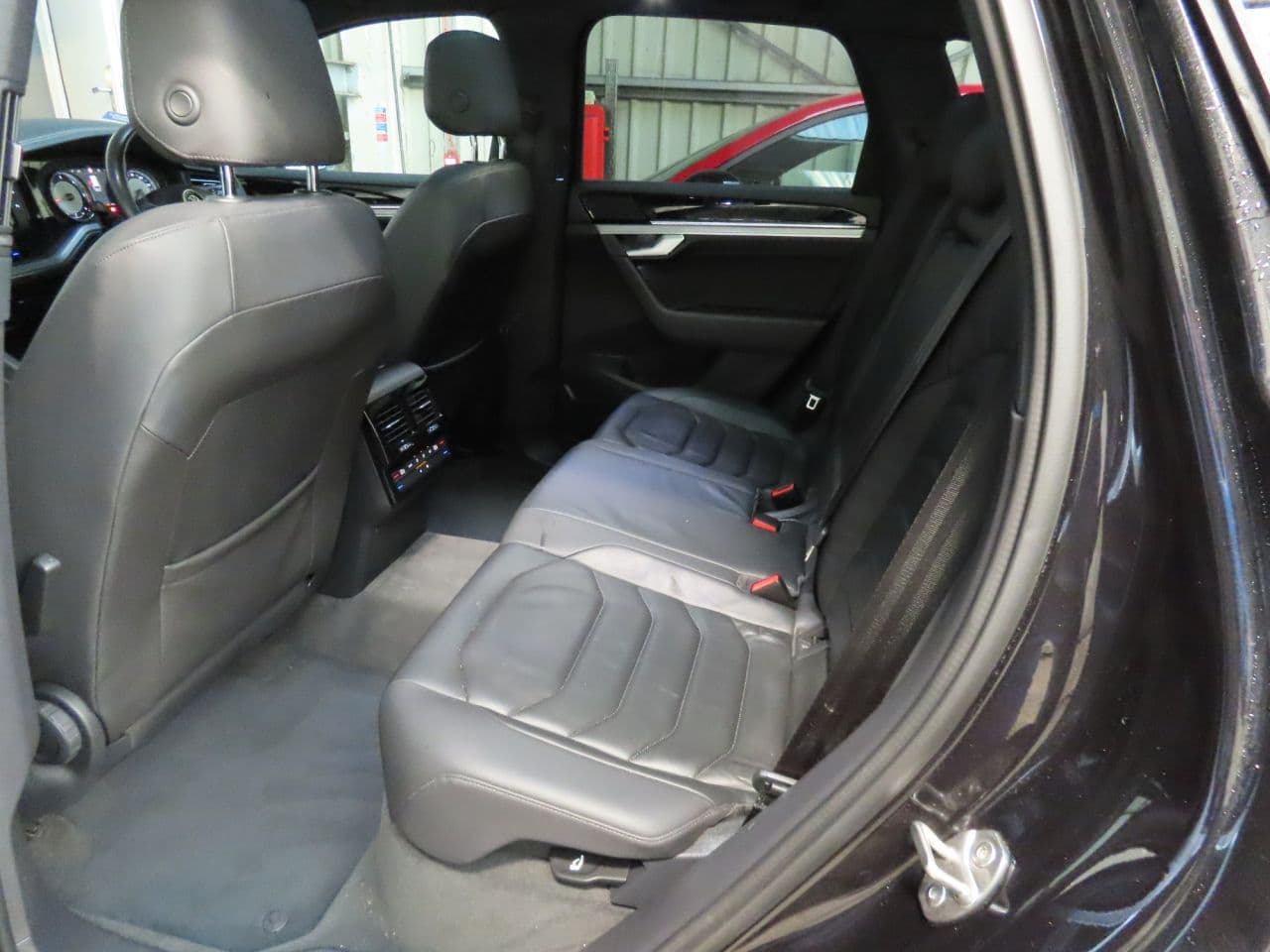 Volkswagen Touareg 3.0 TDI V6 R-Line — image 10