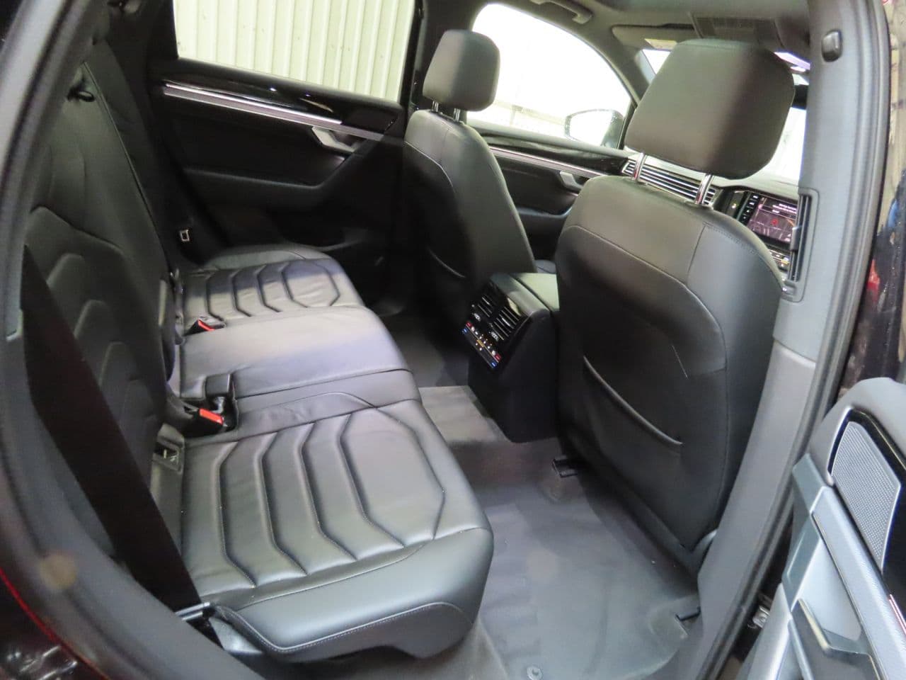 Volkswagen Touareg 3.0 TDI V6 R-Line — image 11