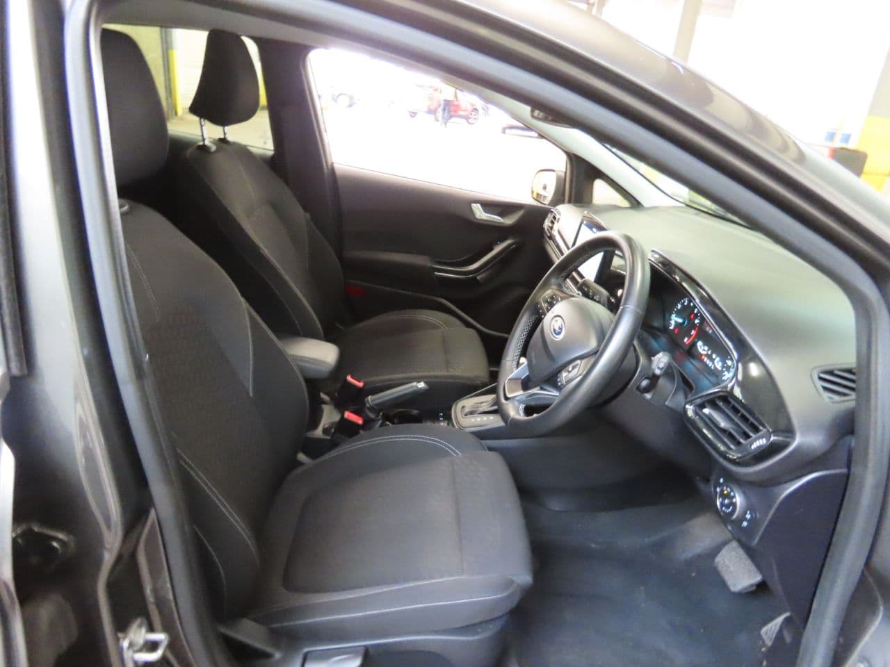 Ford Fiesta 1.0T EcoBoost MHEV Titanium — image 7