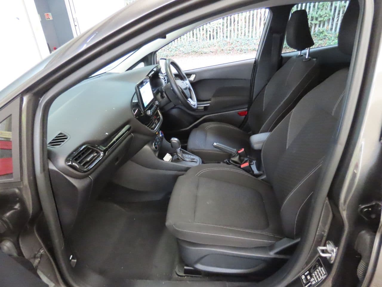 Ford Fiesta 1.0T EcoBoost MHEV Titanium — image 8
