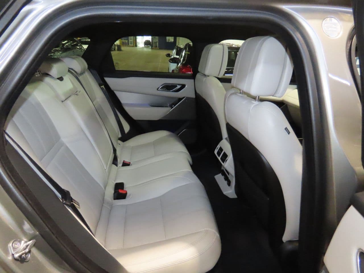Land Rover Range Rover Velar 2.0 P300 R-Dynamic HSE — image 11