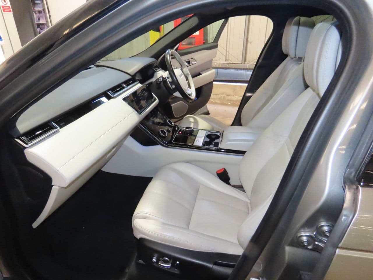 Land Rover Range Rover Velar 2.0 P300 R-Dynamic HSE — image 8