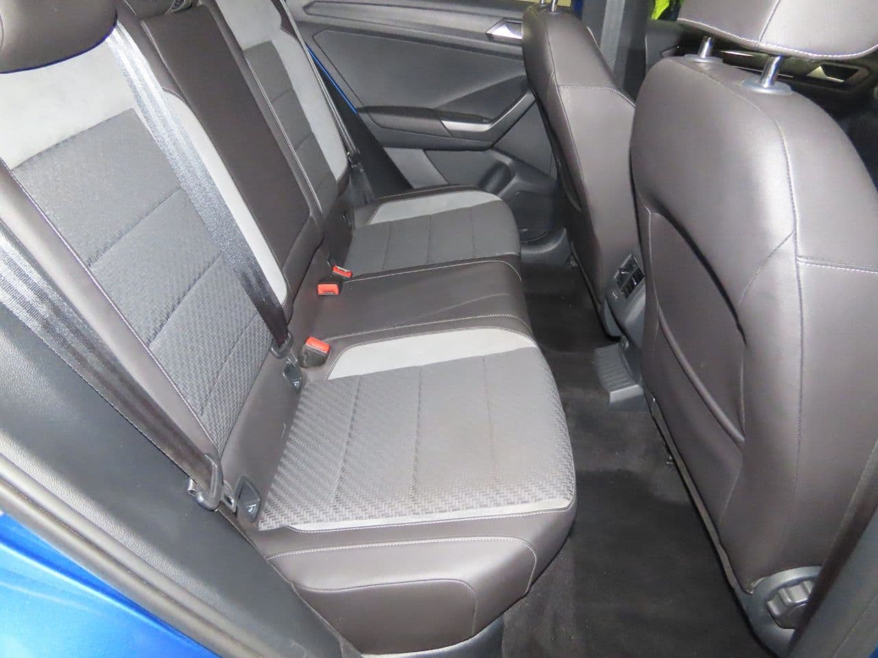 Volkswagen T-Roc 2.0 TSI GPF R-Line — image 11