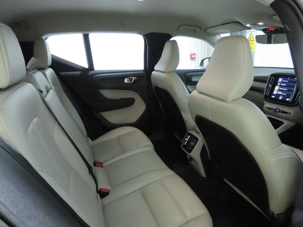 Volvo XC40 2.0 B4 MHEV Inscription — image 11