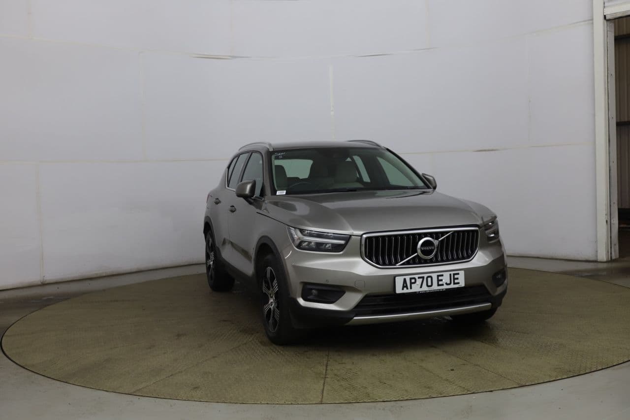 Volvo XC40 2.0 B4 MHEV Inscription view 1