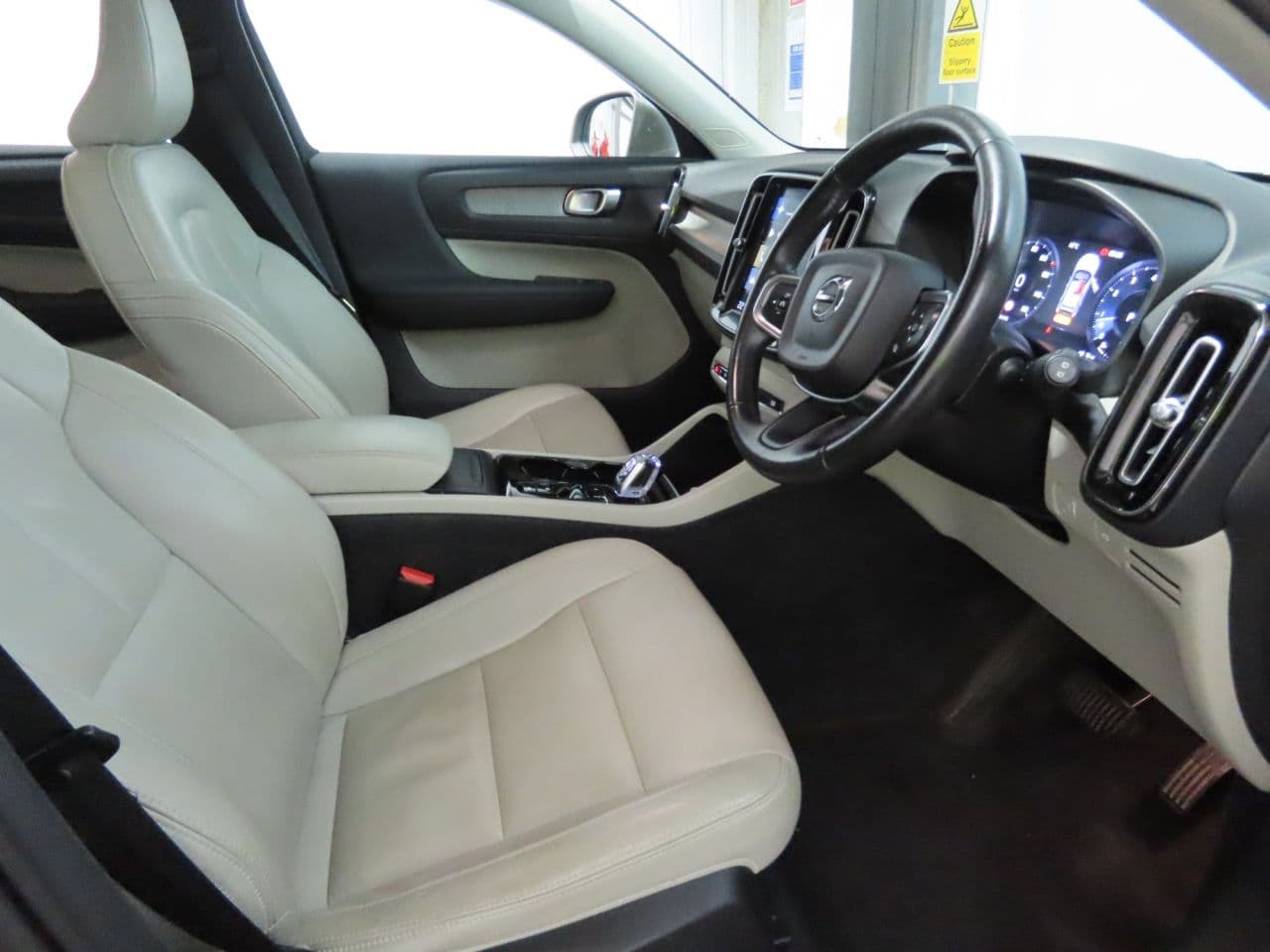 Volvo XC40 2.0 B4 MHEV Inscription — image 7
