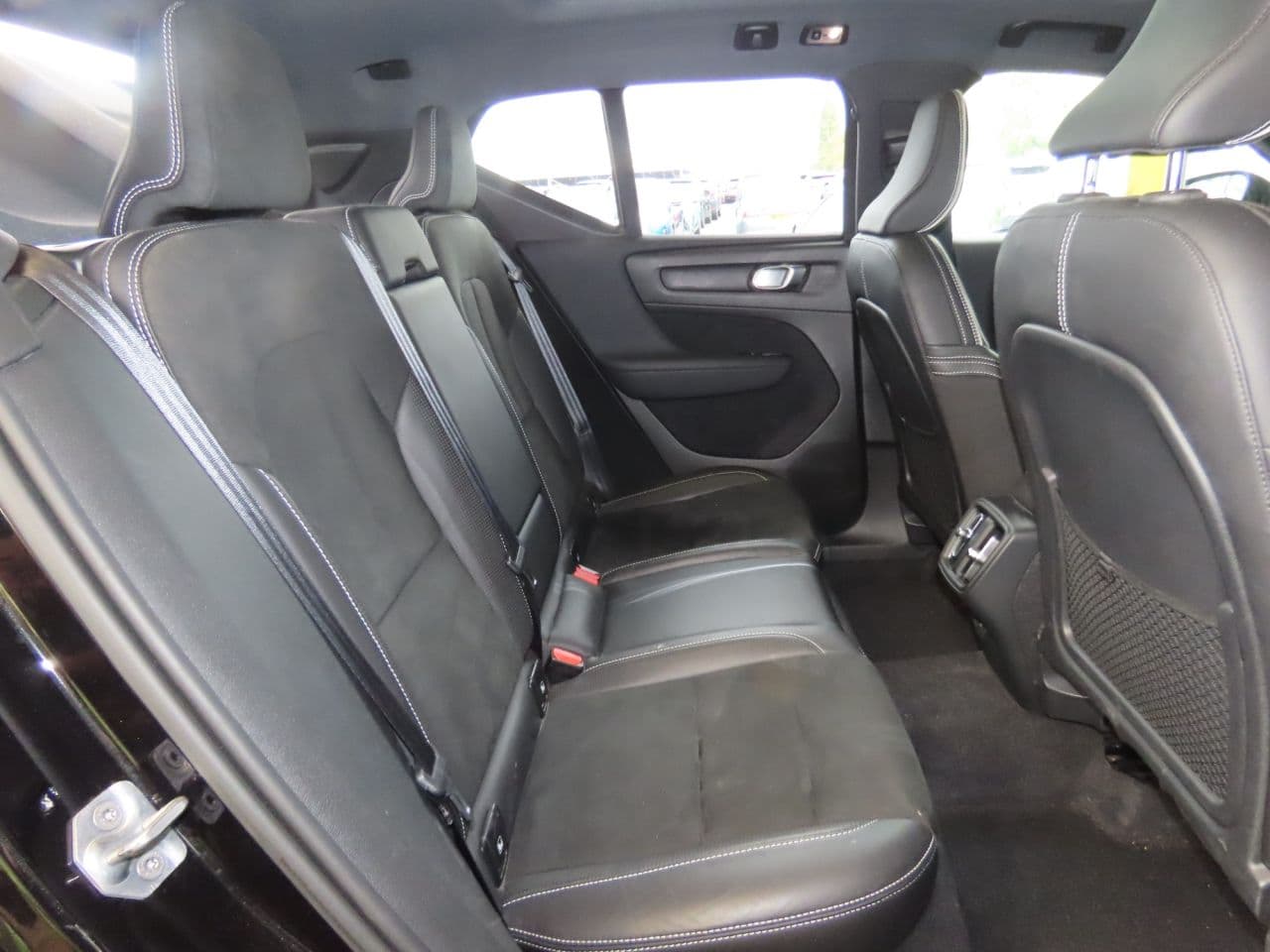 Volvo XC40 2.0 T4 R-Design — image 11