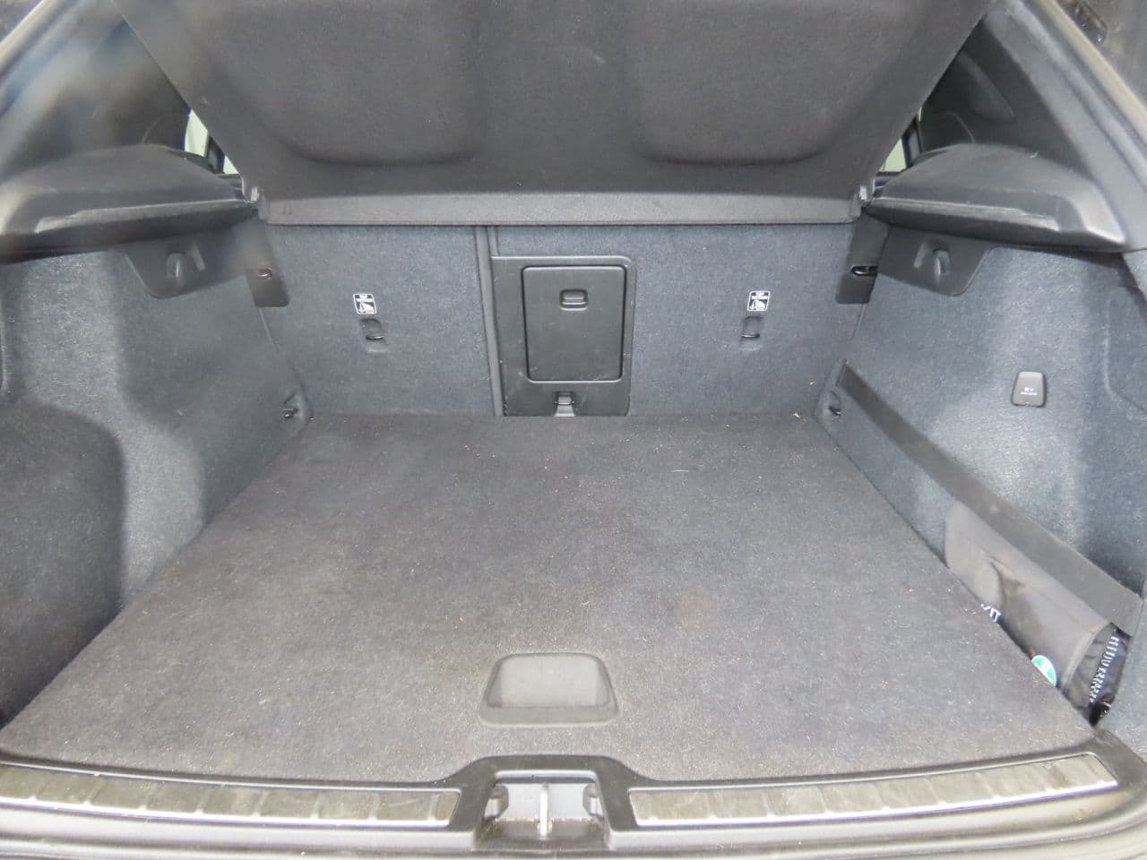 Volvo XC40 2.0 T4 R-Design — image 12