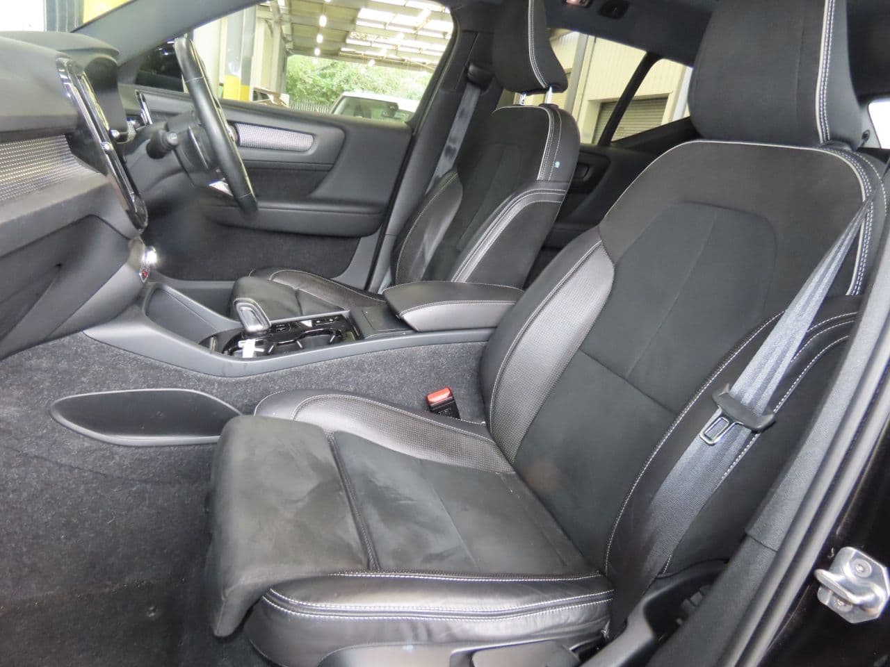 Volvo XC40 2.0 T4 R-Design — image 8