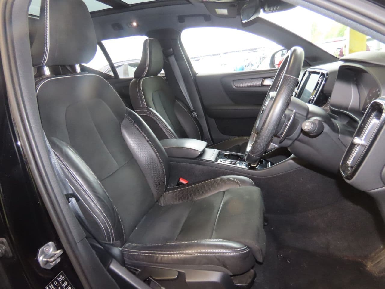 Volvo XC40 2.0 T4 R-Design — image 7