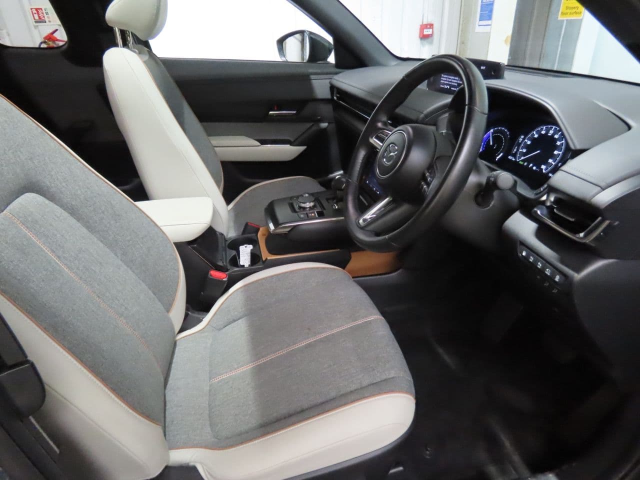 Mazda MX-30 17.8kWh R-EV Makoto — image 7