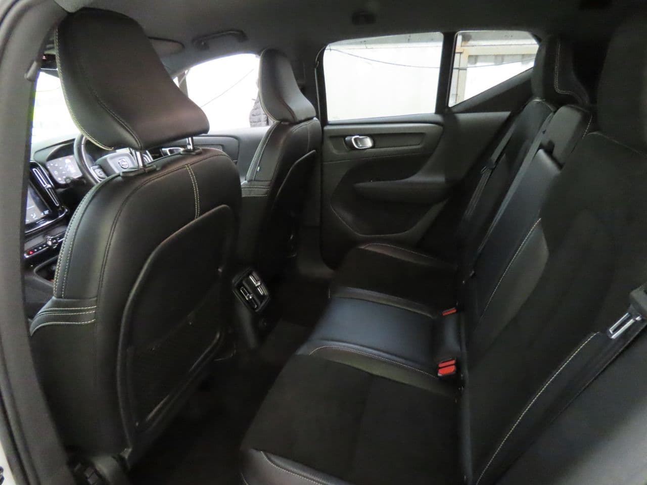 Volvo XC40 1.5h T5 Twin Engine Recharge 10.7kWh R-Design Pro — image 10